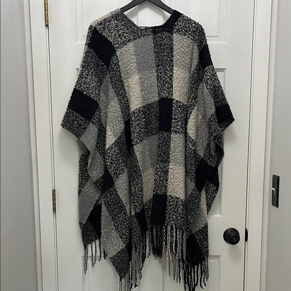Woolrich Black Charcoal Light Gray Plaid Nubby Material Poncho Shrug - One Size - Picture 9 of 16